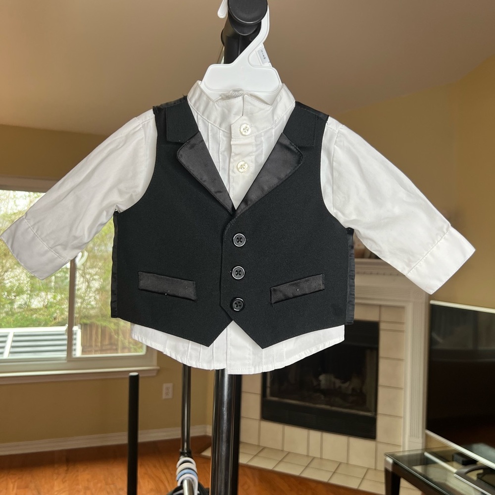 Black dress pants, white button-up collar shirt, black button-up vest set.